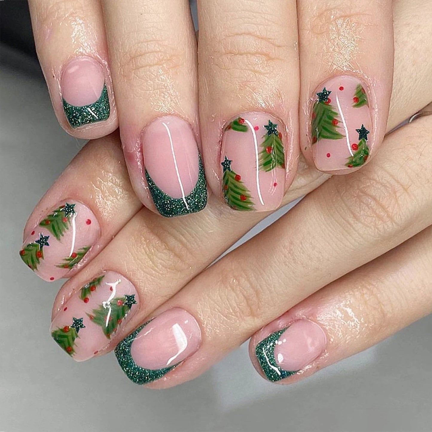 24pcs New Christmas False Nails Christmas Red Gift Box Pattern Design Fake Nail Tips for Girl Cute Short Coffin Press on Nails