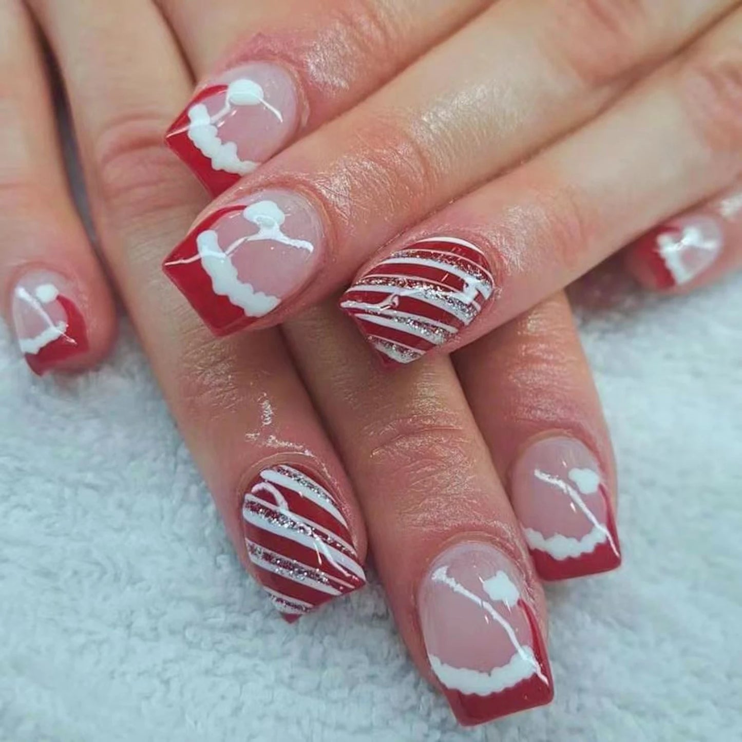 24pcs New Christmas False Nails Christmas Red Gift Box Pattern Design Fake Nail Tips for Girl Cute Short Coffin Press on Nails