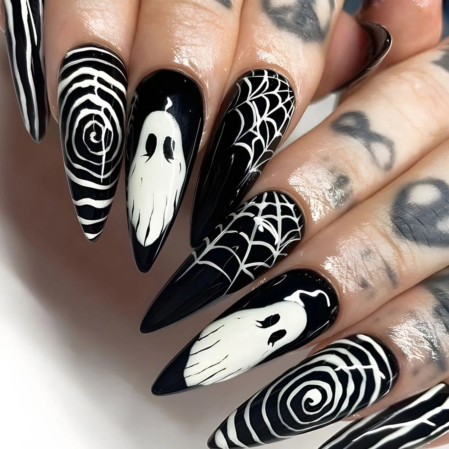 24pcs New Christmas False Nails Christmas Red Gift Box Pattern Design Fake Nail Tips for Girl Cute Short Coffin Press on Nails
