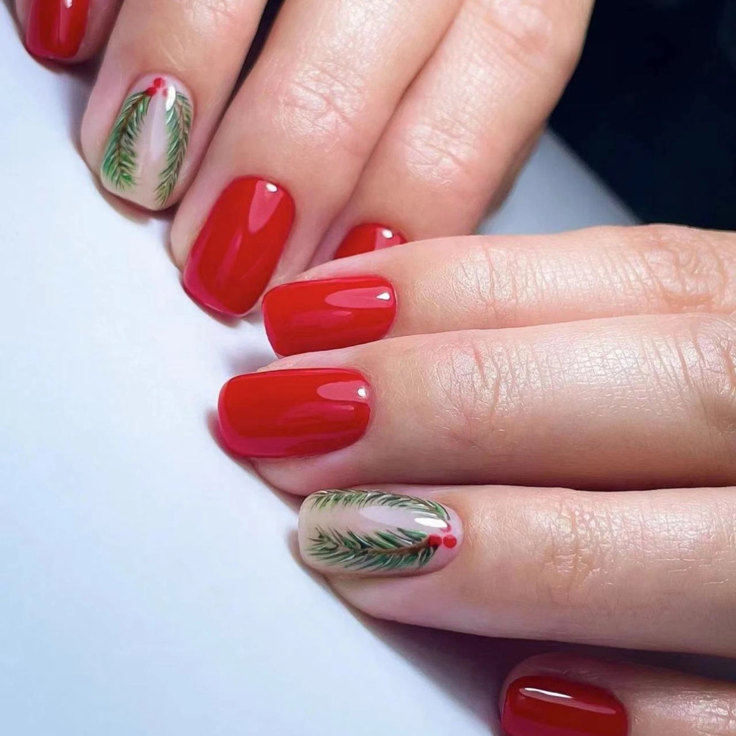 24pcs New Christmas False Nails Christmas Red Gift Box Pattern Design Fake Nail Tips for Girl Cute Short Coffin Press on Nails