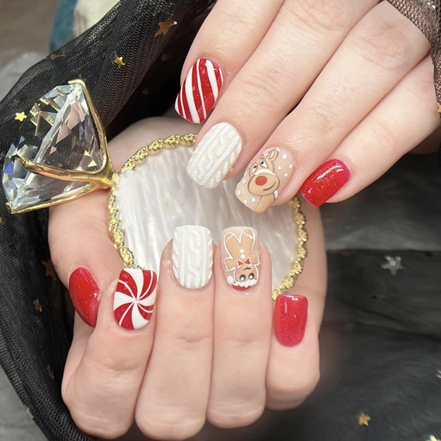 24pcs New Christmas False Nails Christmas Red Gift Box Pattern Design Fake Nail Tips for Girl Cute Short Coffin Press on Nails