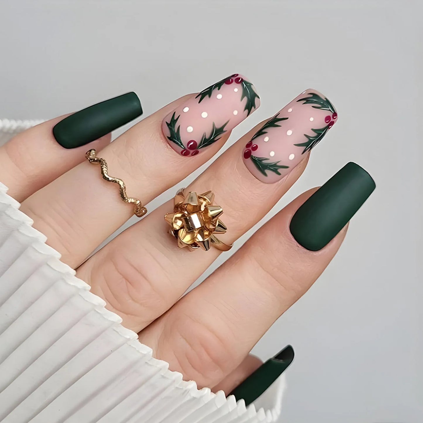 24pcs New Christmas False Nails Christmas Red Gift Box Pattern Design Fake Nail Tips for Girl Cute Short Coffin Press on Nails